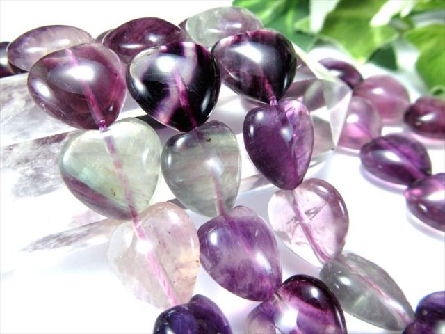 マルチカラー フローライト 蛍石 ハート型 最大幅約10mm 一連 約38cm-40cm 色鮮やか マルチカラー ブラジル産 パワーストーン 天然石