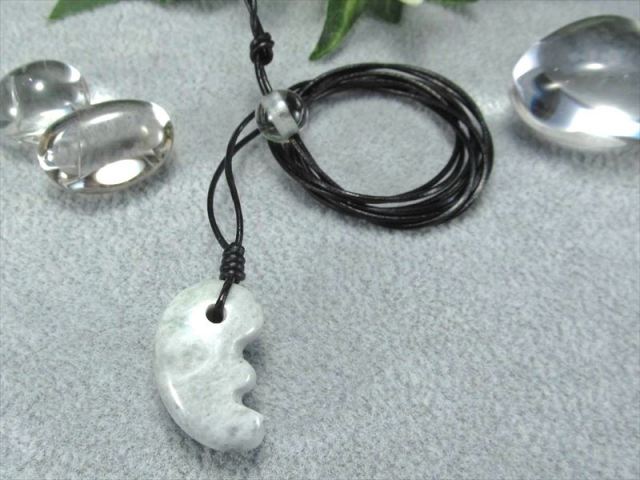 安心の原産地証明書付属 糸魚川 白翡翠(硬玉) 子持ち勾玉(こもちまがたま)革紐ネックレス 石サイズ約22.5mm 重さ4.6g 世界最古の翡翠「糸魚川翡翠」
