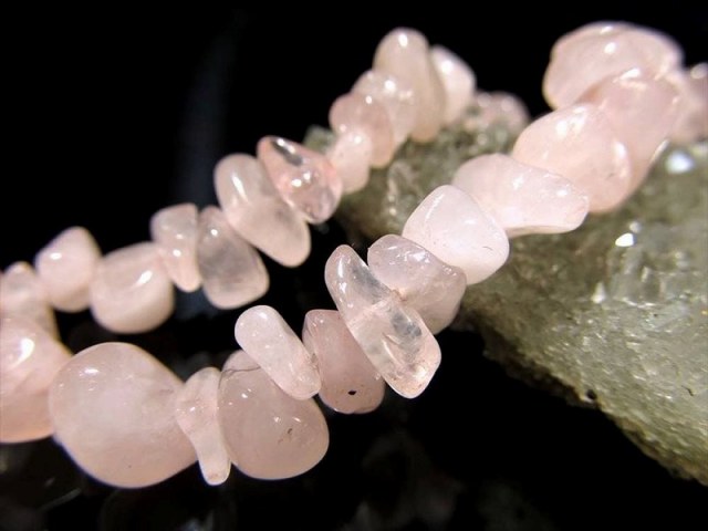 透明ローズクォーツ さざれ 連 約5mm-13mm 一連 約76-78cm ネックレスにも 激安奉仕 たっぷり 紅水晶 ブラジル産 rn-s パワーストーン 天然石