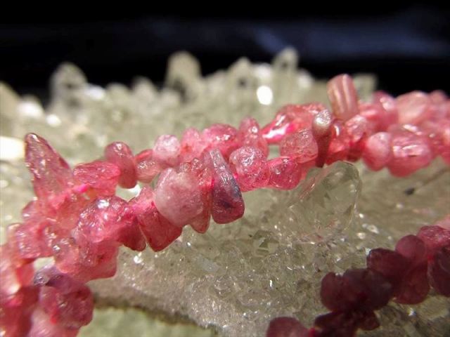 角タイプ ピンクトルマリンさざれ 連 約2mm-5mm 一連 約38-40cm 濃い