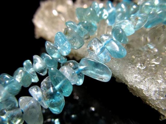 激安奉仕 4mm-6mm前後 スカイアパタイト さざれ連 一連 約78cm前後 燐灰石 透明感抜群 ブラジル産 rn-s