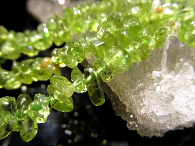 ペリドット さざれ 約2mm-7mm 一連 約38cm-40cm ツヤツヤ透明美品 連長さ短めタイプ 8月の誕生石 パワーストーン 天然石