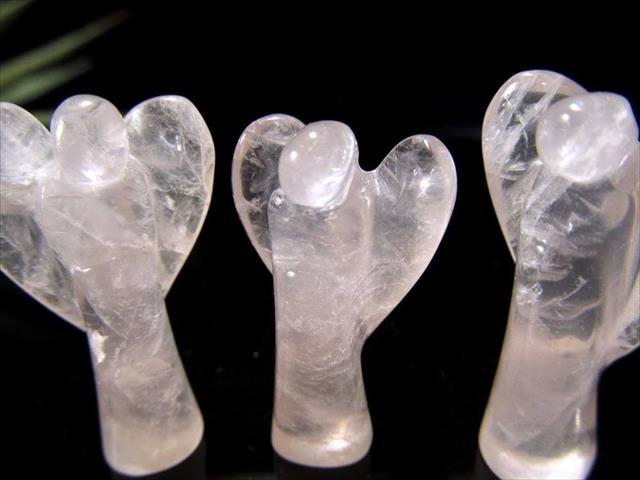 ローズクォーツ ミニエンジェル 彫り置物 高さ約3cm-4cm 可愛いミニサイズ 幸福を運ぶ天使モチーフ インテリアや贈り物に ブラジル産