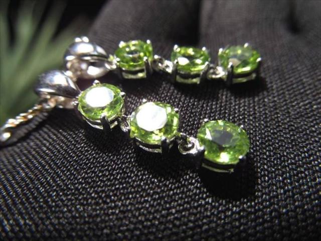 極上5A 超透明宝石質 ペリドット ペンダントトップ 3連ラウンドカット 石サイズ縦約5.0mm 輝き放つ 繊細カット 贅沢3石使用 太陽の象徴 8月の誕生石