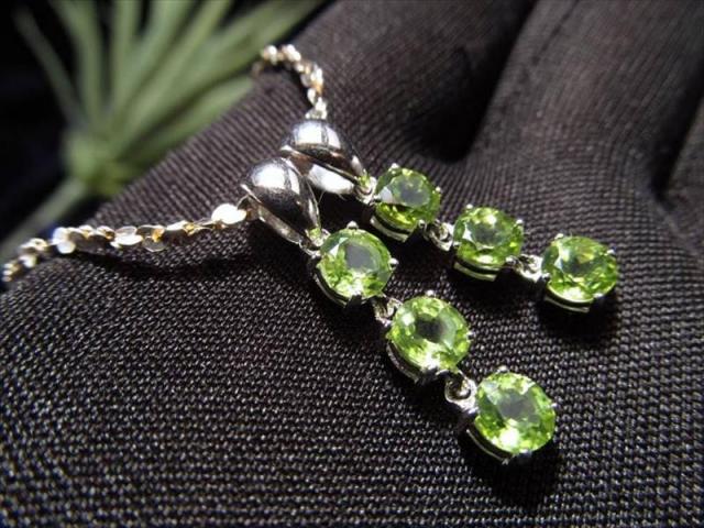 極上5A 超透明宝石質 ペリドット ペンダントトップ 3連ラウンドカット