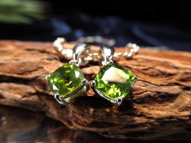 極上5A 超透明宝石質 ペリドット ペンダントトップ スクエアカット 石サイズ縦約8mm 全長約2cm 輝き放つ 繊細カット 太陽の象徴 8月の誕生石 ミャンマー産