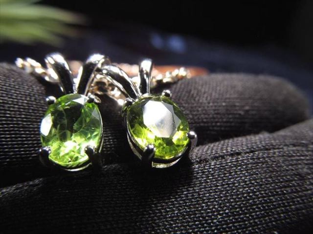 極上5A 超透明宝石質 ペリドット ペンダントトップ オーバルカット 石サイズ縦約9mm 1個売り 輝き放つ 繊細カット 太陽の象徴 8月の誕生石 ミャンマー産 pe-p