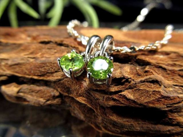 5A ペリドット ペンダントトップ ラウンドカット型 石サイズ縦約6mm 1個売り 美しいオリーブグリーン 輝き放つ 繊細カット 太陽の象徴 8月の誕生石