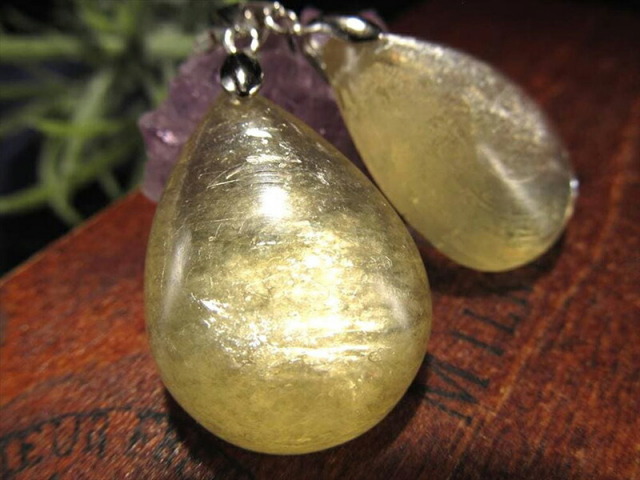 超希少 天然ゴールデンマイカ ペンダントトップ 石サイズ縦約24mm-27mm 約5g-6g 1個売り Silver925 フロゴパイト 華やかな金色の輝き 美しく気品ある煌めき