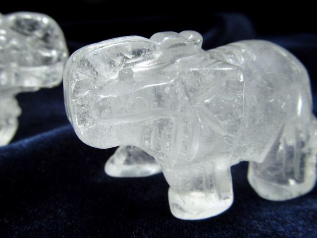 幸運の象徴 天然水晶 象 ゾウ 彫り置物 サイズ 約30mm×40mm前後 仕事で