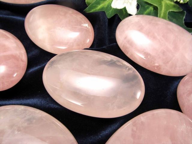ローズクォーツ ホットストーン 重さ 約65g-80g 大きさ約6cm×4cm