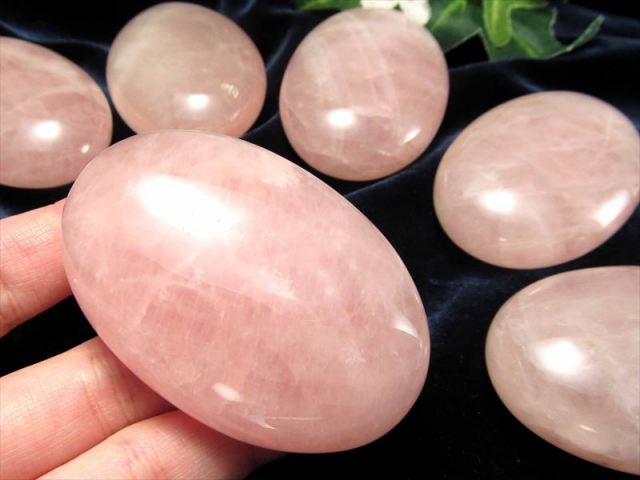 ローズクォーツ ホットストーン 重さ 約65g-80g 大きさ約6cm×4cm