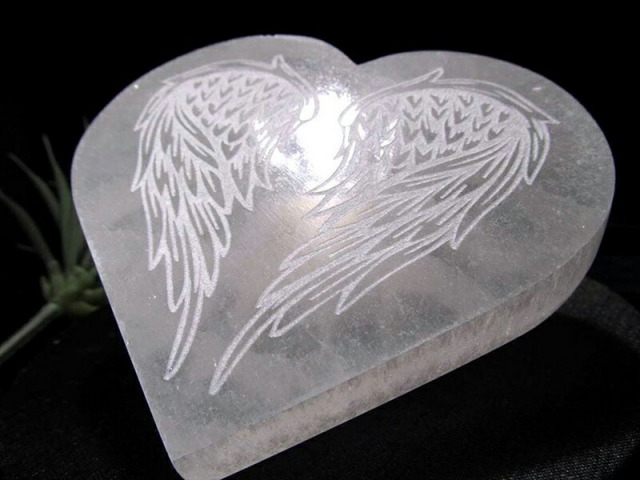 1個売り フラットタイプ キャッツアイセレナイト エンジェルウィングデザインハート 置物 横幅約11cm 女性に人気 ハート型&天使の羽デザイン ジプサム