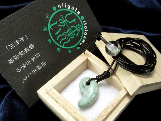 安心の原産地証明書付属 糸魚川 白翡翠 硬玉 子持ち勾玉 こもちまがたま 革紐ネックレス 石サイズ約18mm 重さ4.6g 世界最古の翡翠 糸魚川翡翠 日本の国石