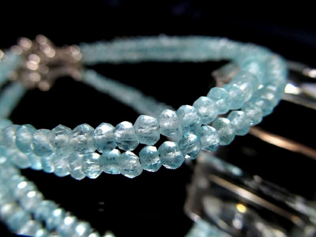 5A スカイブルーアパタイト カットワイヤー ブレスレット 幅約3mm-3.5mm 不安の解消に 涼しげなクリアブルー アジャスター金具付き ブラジル産