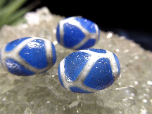 鮮やかブルー ブルーアゲート 亀甲長寿天珠(きっこうちょうじゅてんじゅ) ころんと可愛いミニ天珠 全長約15mm-16mm前後 1個売り 青瑪瑙