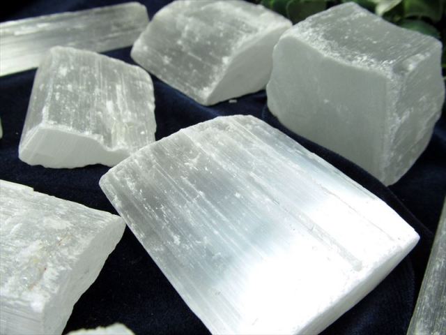 1個売り ナチュラルセレナイト 原石 重さ約400g-450g ブロック形状も