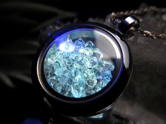 オイルインクォーツ デザイン ペンダントトップ 1個売り 直径約24.5mm 石油入り水晶 生命エネルギーを活性化してくれる石 パキスタン産 パワーストーン 天然石