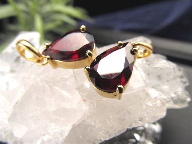 超透明宝石質 アルマンダインガーネット ドロップカット ペンダントトップ 石サイズ縦約12mm 努力を実らせ成功へ導く石 18金ゴールド仕様 Silver925