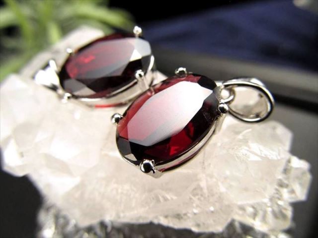 超透明宝石質 アルマンダインガーネット オーバルカット ペンダントトップ 石サイズ縦約14mm 努力を実らせ成功へ導く石 18金ゴールド仕様 Silver925