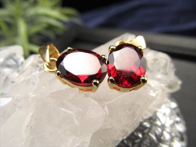 超透明宝石質 アルマンダインガーネット オーバルカット ペンダントトップ 石サイズ縦約11mm 努力を実らせ成功へ導く石 Silver925 ゴールド仕様 インド産