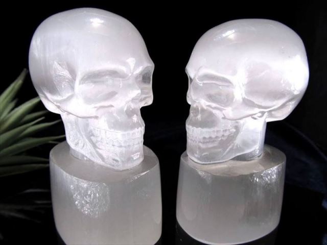 セレナイト 透石膏 ドクロ 髑髏 彫刻置物 高さ約9.5cm 1個売り クールなスカル 聖母マリアのガラス インテリアや贈り物に メキシコ産 パワーストーン 天然石