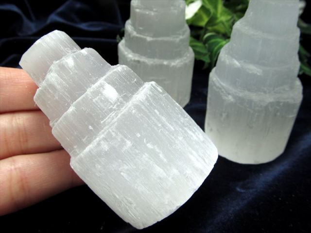 可愛いミニサイズ 美品 キャッツアイ セレナイト タワーオブジェ 1個売り 高さ約6cm 重さ約80g-100g 透石膏 癒しの天然石インテリア メキシコ産 inmy