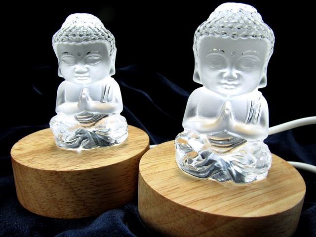 光る大仏 天然水晶 大仏くん 彫刻 置物 LEDライト台座付き 高さ55mm前後 すべての浄化と純粋さを象徴する石 坐像 ざぞう 阿弥陀如来像 超透明水晶