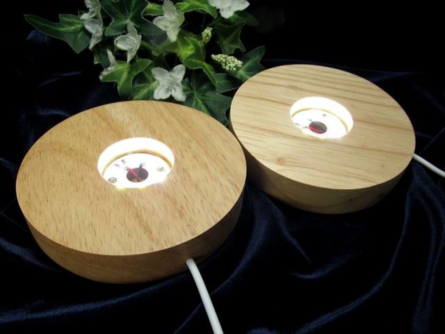 白色 LED発光の木製台座 透明な天然石のディスプレイに 激安 LED