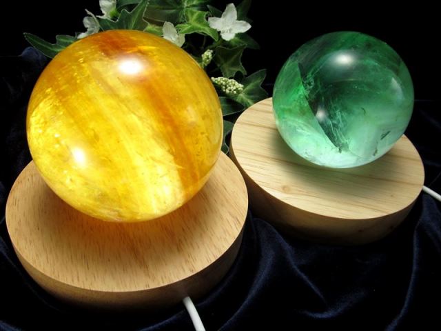 白色 LED発光の木製台座 透明な天然石のディスプレイに 激安 LED