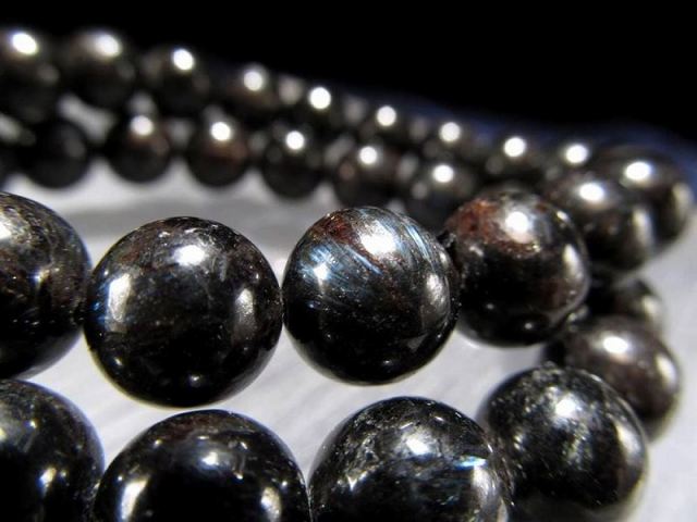 希少石を大特価でご提供 ガーネット イン ヌーマイト ブレスレット 約10mm-10.5mm×19珠前後 まるで流星 ブルーシルバー&ゴールドの輝き グリーンランド産