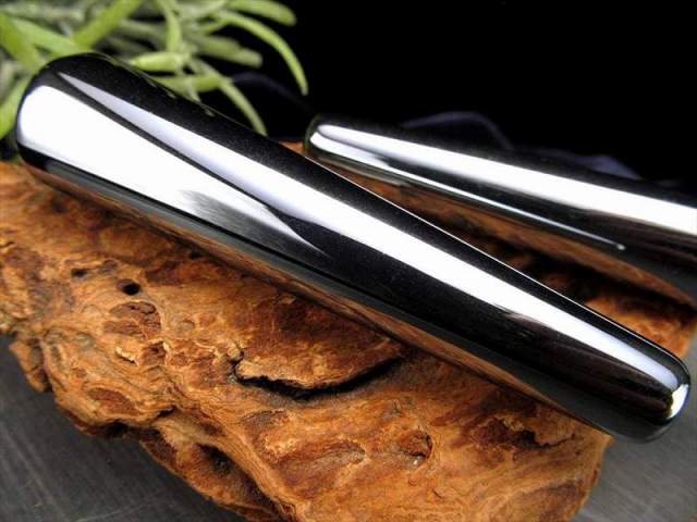 テラヘルツ鉱石 マッサージ棒 携帯用ポーチ付き 長さ約75mm×太さ約10mm