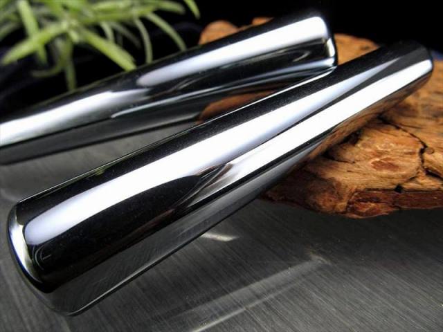 テラヘルツ鉱石 マッサージ棒 携帯用ポーチ付き 長さ約75mm×太さ約10mm-18mm 1個売り つぼ押し つやつや光沢で鏡のような表面 話題の 高純度 テラヘルツ