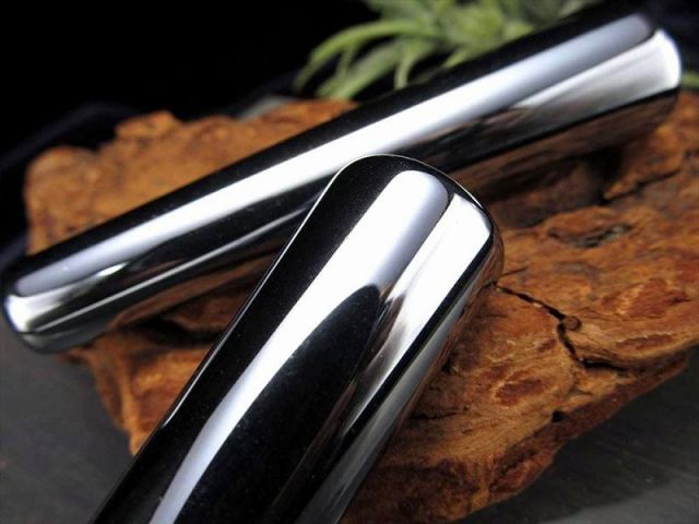 テラヘルツ鉱石 マッサージ棒 携帯用ポーチ付き 長さ約75mm×太さ約10mm