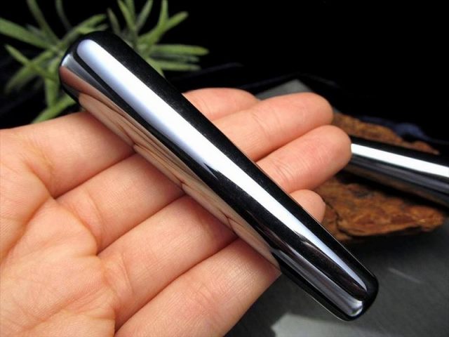 テラヘルツ鉱石 マッサージ棒 携帯用ポーチ付き 長さ約75mm×太さ約10mm