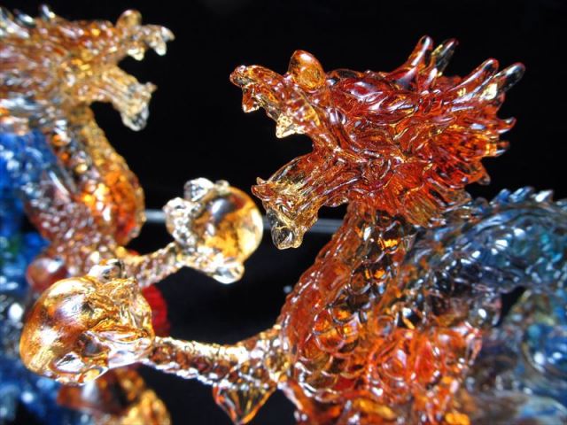 Sサイズ 玉持ち龍神 瑠璃製 レインボーカラーの龍置物 幅145mm前後 高さ85mm前後 大吉開運 レインボードラゴン 龍玉付き インテリアやお部屋のアクセントに♪