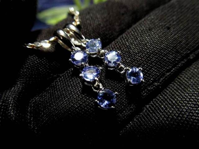 極上5A 宝石質 ゆらゆら揺れるタイプ 3連 タンザナイト ペンダント