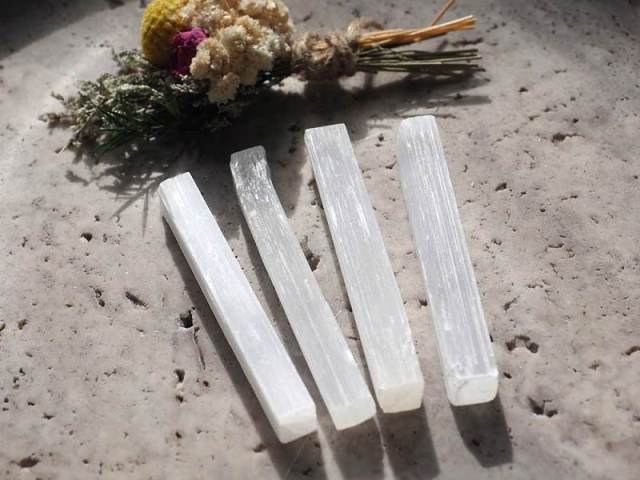 キャッツアイセレナイト ジプサム スティック 1個売り 長さ約7.5cm-10.5cm 太さ約1cm前後の四角状 マッジスティックの作成にちょうどよい 聖母マリアのガラス