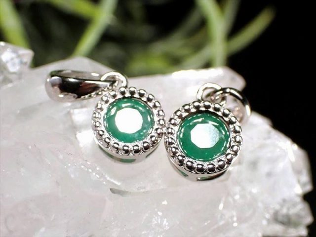 エメラルド 翠玉 ペンダントトップ オーバルカット 1個売り 石サイズ縦約5mm Silver925 シルバー宝飾タイプ 世界四大宝石の一つ コロンビア産