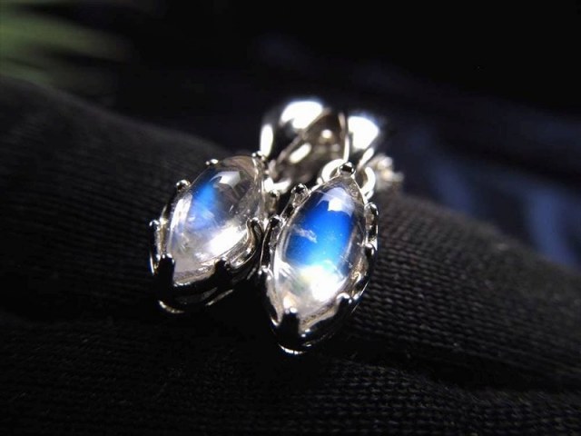 極上品質 ブルームーンストーン ペンダントトップ ぷっくりマーキス型 石サイズ縦約8.5mm 1個売り 月光を思わせる神秘的シラー 極上品質 SILVER925 インド産