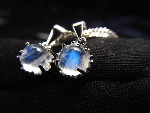 極上品質 ブルームーンストーン ペンダントトップ ぷっくりラウンド型 石サイズ縦約6mm 1個売り 月光を思わせる神秘的シラー 極上品質 SILVER925 インド産