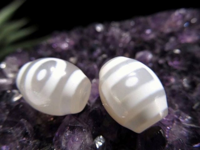 純真ホワイトカラー 星辰天珠(せいしんてんじゅ) 縦サイズ:約15mm 1個売り 天然玉髄使用 ころんと可愛いミニ天珠 金運獲得・くじ運・愛情増幅・強運上昇