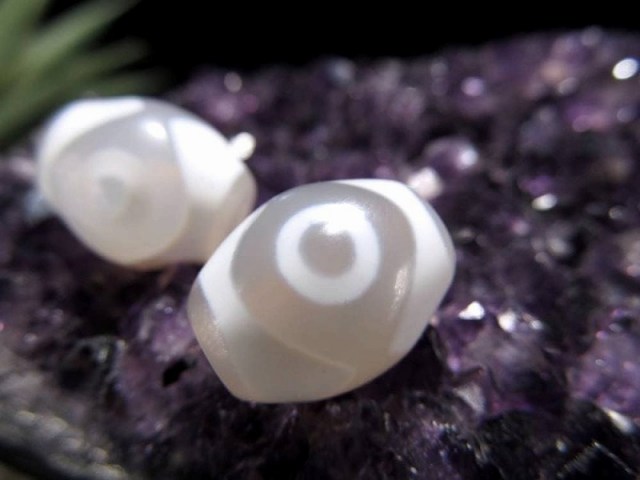 純真ホワイトカラー 虎牙三眼天珠(こがさんがんてんじゅ) 縦サイズ:約