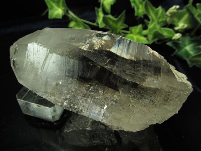 虹入りガーネッシュヒマールカテドラル水晶