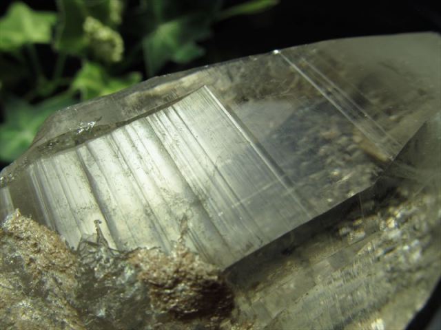 虹入りガーネッシュヒマールカテドラル水晶