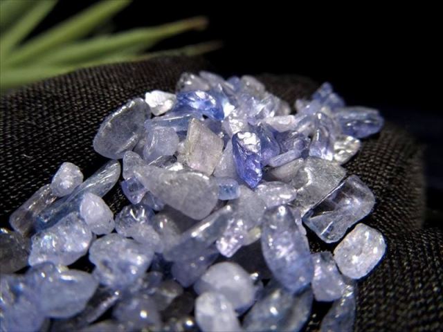 極小粒タイプ 高品質 タンザナイト 灰簾石 さざれ 約50g 粒の大きさ
