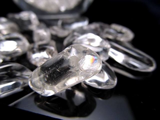 4A 水晶 さざれ 中粒サイズ 約200g 平均の大きさ約7mm-15mm 透明水晶さざれ クリスタル ブレスの浄化にピッタリ 全てを清める 万能ストーン 水晶チップサザレ