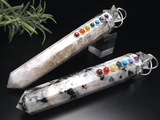 ムーンストーンペグマタイト マジックワンド 全長約15cm-16cm 1個売り チャクラを表す7つの宝石 ヒマラヤ水晶マカバスター付き エネルギーチャージに