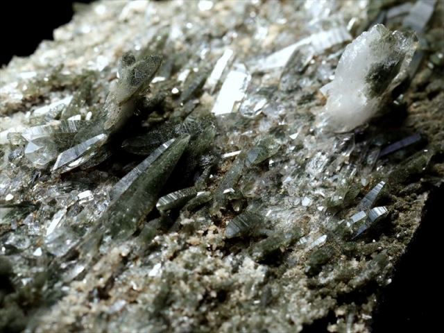 クローライト共生 ガネーシュヒマール産水晶 クラスター原石 最