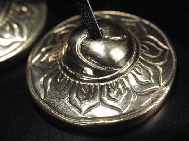 神聖な音色 動画あり ティンシャ ロータスデザイン 直径約5cm 紐の長さ約17cm-34cm ラマシンバル チベタンベル ネパールの職人によるハンドメイド 瞑想